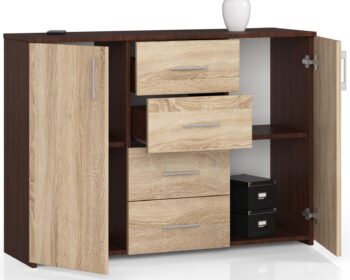 Dizajnová komoda TRAVI110: Elegantná kombinácia wenge a dubu Sonoma Typ tovaru: TRAVI110 je reprezentatívna komoda typu skrinka, ktorá oslovuje svojím moderným dizajnom a praktickosťou. < p>Materiál: Vyrobené z vysoko odolného materiálu LTD, táto komoda zaručuje dlhodobú trvanlivosť a vzhľad, ktorý vydrží roky. Farba a štýl : Jedinečná kombinácia temného wenge a svetlého dubu Sonoma dodáva nábytku exkluzívny vzhľad. Jej moderný a dizajnový štýl osloví aj tých najnáročnejších zákazníkov. Vybavenie: TRAVI110 disponuje 4 zásuvkami a 2 dverovými časťami, čo ponúka dostatok priestoru na uskladnenie vašich vecí. Celkom 4 police umožňujú jednoduché a prehľadné rozloženie obsahu. Rozmery: Vďaka kompaktným rozmerom 80 x 110 x 35 cm sa komoda vojde do väčšiny priestorov a napriek tomu ponúka veľkú úložnú kapacitu. Vhodné do:  Spálňa: Pre organizáciu oblečenia, doplnkov či osobných vecí.  Obývacia izba: Skvelé na skladovanie médií, kníh alebo dekorácií.