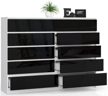 Komoda FREEZ160: Elegantná kombinácia bielej a čierneho lesku Obohaťte svoj interiér o kúsok nábytku, ktorý skvele kombinuje praktickosť s moderným dizajnom. FREEZ160 je komoda, ktorá oslní nielen svojim priestranným úložným priestorom, ale aj výrazným dekorom v lesklom prevedení.  Typ tovaru: Komoda, skrinka  Materiál: Vysoko kvalitný MDF Rozmer: 121 x 160 x 40 cm – ideálne rozmery pre skvelú kapacitu úložného priestoru< /li> Farba: Biela doplnená o čierny lesklý dekor Vybavenie: 6 veľkorysých zásuviek a ďalšie úložné sekcie Štýl: Moderné, dizajnové prevedenie Vzhľad: Široká a vysoká konštrukcia Dekor: Pútavý lesklý povrch, ktorý dodáva komode luxusný vzhľad  FREEZ160 je perfektnou voľbou pre tých, ktorí hľadajú spojenie funkcionality a dizajnu. Či už plánujete umiestnenie do spálne alebo obývačky, táto komoda s lesklým dekorom bude nielen skvele slúžiť, ale aj pridá vášmu interiéru šmrnc. Čiernobiela kombinácia dodá miestnosti sofistikovaný nádych a zároveň vám pomôže udržať všetko v poriadku vďaka svojim priestranným zásuvkám.