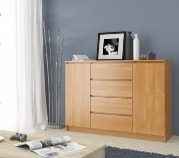 Moderná komoda LEA140 v teplom odtieni jelše Chcete dodať vašej obývačke alebo spálni nádych prírodnej elegancie? Komoda LEA140 je ideálnou voľbou. Výrazná farba jelša spoločne s moderným dizajnom prináša kombináciu prirodzenosti a súčasnosti do vášho domova.  Typ tovaru: Komoda, skrinka Materiál: LTD - záruka kvality a dlhej životnosti Rozmer: 99 x 138 x 40 cm - priestranná, avšak kompaktné rozmery pre vaše potreby  Farba: jelša - teplý odtieň, ktorý vnesie do miestnosti pokoj a pohodu Vybavenie: 4 zásuvky a dvierka plné - dostatok úložného priestoru Počet dverí, dvierok: 2 dverové Počet políc: 4 - na usporiadané uloženie vašich vecí  Táto komoda LEA140 je dokonalým spojením funkčnosti a estetiky. Moderný dizajn a farba v odtieni jelše dodajú vášmu interiéru svieži a zároveň útulný vzhľad. Pridajte do svojho bývania prvok, ktorý zaujme na prvý pohľad a poslúži vám na dlhé roky. S komodou LEA140 bude váš domov vyzerať ešte lepšie!