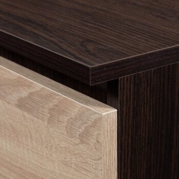 Moderná komoda LEA140 v kombinácii wenge a duba Sonoma Chcete pridať do vášho interiéru nádych elegancie? Komoda LEA140 v atraktívnej kombinácii farieb wenge a dubu Sonoma je dokonalou voľbou pre vašu spálňu alebo obývaciu izbu.  Typ tovaru: Komoda, skrinka  Materiál: LTD - odolný a dlhoveký materiál Rozmer: 99 x 138 x 40 cm - ideálny rozmer pre každý interiér  Farba: wenge + dub Sonoma - moderná a univerzálna kombinácia Vybavenie: 3 zásuvky a dvierka plné< /strong> - dostatok úložného priestoru Počet dverí, dvierok: 2 dverové Počet políc: 4 - usporiadanie podľa vašich potrieb  Dizajnová komoda LEA140 vysokého vzhľadu ponúka nielen štýlový vzhľad, ale aj praktickosť. Vďaka kvalitnému materiálu a precíznemu spracovaniu sa stane trvalou súčasťou vášho domova. Moderná kombinácia farieb wenge a dubu Sonoma dodá vášmu bývaniu svieži a súčasný vzhľad. Nenechajte si ujsť príležitosť obohatiť svoj interiér o tento dizajnový kúsok, ktorý kombinuje krásu s funkciou.