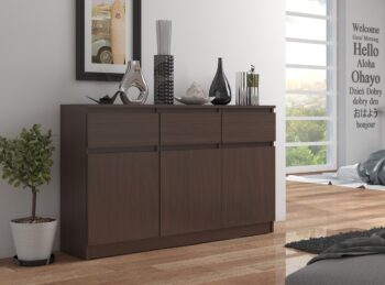 LIANA140: Elegancia v odtieni wenge Objavte skvelý spojenec pre vaše úložné potreby a zároveň skvostný doplnok moderného interiéru. Predstavujeme LIANA140 - komodu, ktorá kombinuje funkčnosť s výnimočným dizajnom.  Typ tovaru: Komoda, skrinka Materiál : LTD - záruka odolnosti a dlhej životnosti Rozmer: 99 x 138 x 40 cm - priestranná, ale nenápadná Farba : wenge - hlboké a elegantné Vybavenie: 3 zásuvky a dvierka plné - dostatok miesta pre všetko, čo potrebujete skladovať  Počet dverí, dvierok: 3 dverové Počet políc: 6 - usporiadanie podľa vašich potrieb  S moderným a dizajnovým štýlom LIANA140 ľahko obohatíte spálňu či obývaciu izbu. Jej vysoký a štíhly vzhľad dodáva priestoru sofistikovaný vzhľad, zatiaľ čo farba wenge prináša teplý a pohodlný pocit.