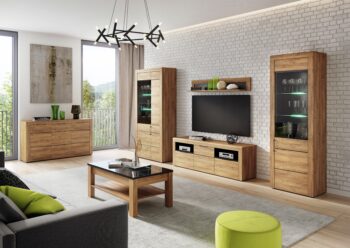 TV stolík z kolekcie KAMAL sa pýši moderným a zároveň nadčasovým vzhľadom. Je vynikajúcim kúskom do každej obývacej miestnosti. Patrí do sektoru KAMAL, ktorý sa skladá z viacerých komponentov. Vďaka nim môžete vytvoriť izbu, či jedáleň podľa vašich predstáv.Stolík je jednodverový, vo vnútri sú dve malé poličky. Má tiež dve otvorené praktické poličky na dvd či wifi prijímač. Pod nimi sa nachádzajú dve malé zásuvky.Je vyrobený z kvalitnej LTD dosky. Povrch je pokrytý fóliou, so štruktúrou dreva.Kolekcia Kamal je výborným riešením pre každého, komu chýba hrejivý pocit domova. Vytvoríte si ňou miesto, kde si oddýchnete, budete sa smiať a stretávať s vašimi priateľmi. Kolekcia je kombináciou moderného a nadčasového dizajnu s najvyššou kvalitou a starostlivo spracovanými detailami nábytku. Vďaka svetlým farbám Dubu Camarque vytvára mnoho možností usporiadania v rôznych obývacích priestoroch. Čierne detaily nábytku prinášajú unikátny šarm. Vďaka množstvu komponentov kolekcie KAMAL si vytvoríte interiér vo svojom štýle, podľa vašich predstáv.Dodávame v demontovanom stave.