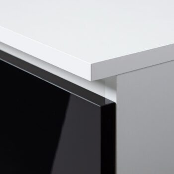 TV stolík ROMANA120 Typ tovaru: TV stolík ideálny do obývačky. Materiál:< /strong> LTD s moderným a dizajnovým štýlom. Dekor: lesk Rozmer: 55 x 120 x 40 cm.  Farba: kombinácia bielej s čiernym leskom, čo pridáva výnimočný dotyk. Vybavenie: dvierka plné, skrinka - ideálna pre ukladanie TV príslušenstvo.  Počet políc: 2 - pre ďalší úložný priestor.