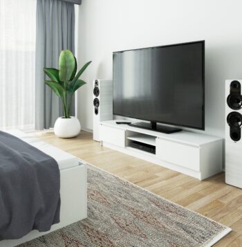 TV stolík ROMANA160: Čistota a eleganciu v bielej  Predstavujeme vám ROMANA160, moderný TV stolík, ktorý skvele kombinuje jednoduchosť s nadčasovým dizajnom. Čisto biela farba poskytuje svieži a vzdušný vzhľad, ktorý rozjasní každú obývaciu izbu.   Typ tovaru: TV stolík Vhodné do miestnosti: obývacia izba < strong>Materiál: LTD Rozmer: 33 x 160 x 40 cm Farba: biela Vybavenie: dvierka plné (skrinka) Štýl: moderné, dizajnové Počet políc : 2   S praktickými policami a priestrannou skrinkou ponúka ROMANA160 dostatok úložného priestoru pre všetky vaše audiovizuálne zariadenia a doplnky. Elegantný dizajn a funkčnosť idú ruka v ruke s týmto výnimočným TV stolom.