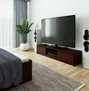 TV stolík ROMANA160: Prirodzená eleganciu vo wenge  Prinášame vám ROMANA160, moderný TV stolík v hlbokom odtieni wenge, ktorý prináša teplý a súčasný dotyk do každého interiéru. Jeho zmyselná farba wenge kombinuje sofistikovaný dizajn s funkciou, čo z neho robí ideálny kúsok pre každú obývaciu izbu.   Typ tovaru: TV stolík Vhodné do miestnosti: obývacia izba < strong>Materiál: LTD Rozmer: 33 x 160 x 40 cm Farba: wenge Vybavenie: dvierka plné (skrinka) Štýl: moderné, dizajnové Počet políc : 2   Okrem svojho esteticky príťažlivého vzhľadu ponúka ROMANA160 tiež praktické skladovacie riešenie vďaka dvom policam a skrinke. Ide o dokonalú kombináciu krásy a funkčnosti pre vašu obývaciu izbu.