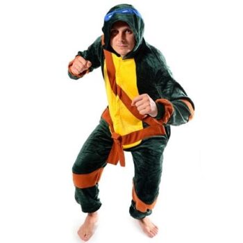 Máte radi zábavu a dobrú náladu? Oblečte sa do overalov z kolekcie KIGURUMI a už nikdy sa nebudete cítiť zle. Primárne sú určené na nosenie doma, avšak stále viac sa rozbieha trend využívania týchto overalov aj na bežné nosenie. Dôkazom toho sú aj slávne osobnosti ako Rita Ora či Rihana, ktoré sa v nich dokonca aj prechádzajú po ulici. Ich využitie je skutočne všestranné. Zahrejú Vás pri leňošení počas chladných jesenných čí zimných dní, privodia Vám tie najkrajšie rozprávkové sny počas spánku alebo poslúžia ako veselé oblečenie na doma pre deti, ale aj dospelých. Ďalšími z mnohých možností ich využitia sú karnevaly, rôzne párty či pyžamové večierky. V zahraničí dokonca natrafíte na ľudí, ktorí ich bežne nosia na nákupy či prechádzky po ulici. Kam sa ich odvážite nosiť záleží len na Vás.