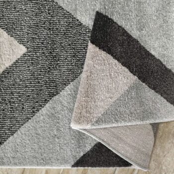 Moderný koberec s geometrickými vzormi v sivých farbách Šírka: 80 cm | Dĺžka: 150 cm