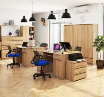 Písací stôl ANNA135: Elegantná kombinácia funkcionalizmu a dubovej krásy Zoznámte sa s písacím stolom ANNA135, ktorý v sebe kombinuje moderný dizajn s krásou duba Sonoma. Stôl je ideálnou voľbou pre detskú izbu, kancelária alebo pracovňu, poskytuje maximálnu funkčnosť bez kompromisov v estetike. Najvýznamnejšie vlastnosti produktu:  Materiál: Vysoko kvalitné LTD s povrchom dub Sonoma - zaručuje odolnosť a pôsobivý vzhľad Rozmery: 77 x 135 x 50 cm - priestranný, avšak kompaktný rozmer pre rôzne prostredie Farba: Dub Sonoma - elegantná a časovo nezávislá voľba Vybavenie: 2 široké zásuvky a výsuvná doska na klávesnici - efektívne riešenie pre organizáciu Štýl: Moderný a dizajnový vzhľad - ideálny pre aktuálne interiérové trendy Počet políc: 5 - skvelé pre uskladnenie všetkých potrebných dokumentov a kancelárskych potrieb  Písací stôl ANNA135 je dokonalým spojením praktickosti a štýlu. Vytvorte si dokonalý pracovný kútik s týmto kúskom, ktorý sa stane centrálnym prvkom vášho interiéru.