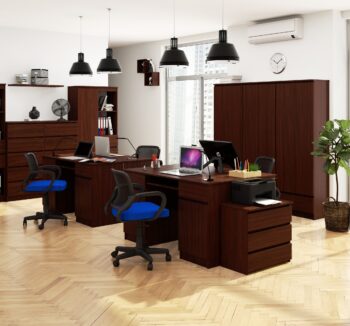 Písací stôl ANNA135: Moderný dizajn vo farbe wenge Hľadáte stôl, ktorý kombinuje funkčnosť s elegantným dizajnom? Písací stôl ANNA135 predstavuje ideálne spojenie oboch týchto prvkov. S hlbokou a výraznou farbou wenge sa tento stôl stane skvelým doplnkom pre detskú izbu, kancelária aj pracovňu. Kľúčové vlastnosti:  Materiál: Vysoko kvalitné a odolné LTD, čo zaručuje dlhú životnosť a vzhľad na úrovni. < strong>Rozmery: 77 x 135 x 50 cm - poskytuje dostatok pracovného priestoru bez toho, aby zbytočne zaberal miesto v miestnosti. Farba: Temné wenge - elegantné a moderné , ktorá dodáva izbe hĺbku a výraz. Vybavenie: 2 zásuvky na uskladnenie vašich potrieb a výsuvná doska pre klávesnicu pre maximálne pohodlie pri práci. Štýl: Moderný a dizajnový - skvelý doplnok k aktuálnym interiérovým trendom. Počet políc: 5 - ponúka dostatok úložného priestoru pre všetky vaše dokumenty a kancelárske potreby.< /li>  Nechajte sa inšpirovať moderným dizajnom a funkcionalitou písacieho stola ANNA135 a vytvorte si dokonalé pracovné miesto.