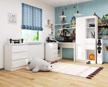 Rohový písací stôl HERRA124L: Elegantný lesklý dizajn pre vašu miestnosť Chcete moderný stôl, ktorý bude obohacením pre detskú izbu, kanceláriu alebo pracovňu? HERRA124L je písací stôl, ktorý spája dizajn s praktickosťou. Jeho biela farba doplnená lesklým dekorom pridáva na elegancii a modernom vzhľade.  Dimenzia: S rozmermi 77 x 124 x 85 cm ponúka dostatočný pracovný priestor. < li>Materiál: Vyrobený z odolného LTD materiálu, garantuje dlhú životnosť. Farba a dekor: Oslnivá kombinácia bielej a bieleho lesku dodáva stolu svieži a moderný vzhľad. Vybavenie: Tri zásuvky poskytujú dostatok úložného priestoru pre vaše potreby. Police: Dve praktické police na uloženie kníh , dokumentov alebo dekorácií. Tvar: Rohová konštrukcia opticky rozšíri miestnosť a využije priestor čo najefektívnejšie.  Ľavé prevedenie. Písací stôl HERRA124L je ideálnym riešením pre tých, ktorí hľadajú kombináciu moderného dizajnu a funkcionality. Pridajte tento stôl do svojej miestnosti a získajte nielen praktický kus nábytku, ale aj esteticky príťažlivý prvok.