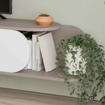 TV Stolík MELGA: Elegancia svetlá mocca pre vašu obývaciu izbu Zamýšľate sa nad kúpou nového TV stolíka pre vašu obývačku? Potom nenechajte ujsť MELGA. Jeho moderný dizajn vo svetle moka odtieňa prináša jedinečný vzhľad a funkčnosť do vášho domova.  Materiál: Vybraný melamín a VT laminát, ktorý zaisťuje dlhú odolnosť a minimálnu údržbu.< /li> Rozmery: 30 x 180 x 29.6 cm - ideálny pre rôzne veľkosti televízií a doplnkov. Farba: Výnimočná kombinácia svetlá mocca a biele, čo dodáva stolíku výrazný a elegantný vzhľad. Funkcia: Intuitívne push to open systém pre jednoduché otváranie.  Vybavenie: Výklopné priehradky, poskytujúce množstvo úložného priestoru. Tvar: Klasický obdĺžnikový a rovný dizajn, dokonale zapadne do každého moderného interiéru. Hrúbka materiálu: 18mm pre solídnu a stabilnú konštrukciu.  TV stolík MELGA je nielen praktickým riešením pre váš televízor, ale tiež dizajnovým kúskom, ktorý upúta pozornosť a oživí atmosféru vašej obývačky.