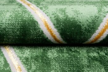 Moderný zelený koberec so zlatým vzorom trojuholníkov Šírka: 120 cm | Dĺžka: 170 cm