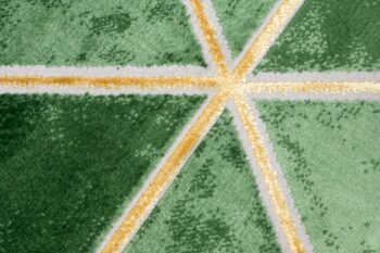 Moderný zelený koberec so zlatým vzorom trojuholníkov Šírka: 140 cm | Dĺžka: 200 cm