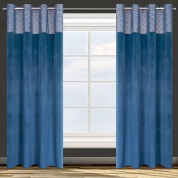 Modrý zamatový záves so zavesením na kruhy s lesklým ornamentálnym pásom 140 x 250 cm