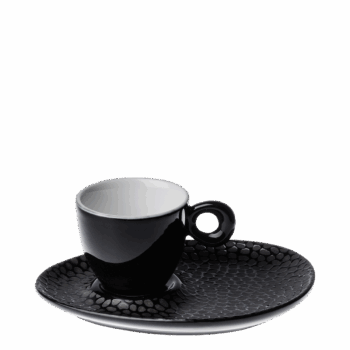Podšálka pod Mocca šálku v trojuholníkovom tvare v kombinácii čiernej a sivej farby je súčasťou kolekcie štruktúrovaného porcelánu z konceptu Flow. Povrchová úprava tohto porcelánu je kombináciou lesklej a matnej farby, vďaka čomu je vytvorený mimoriadne zaujímavý dizajn, ktorý spolu s ostatnými kúskami tejto kolekcie a príbormi v čiernom prevedení ponúka netradičné možnosti v rámci stolovania.