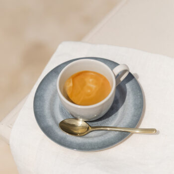 Vychutnajte si espresso v štýlovej šálke v chladných sivomodrých odtieňoch. Set Vulcano má umelecký remeselný nádych a pri servírovaní zaujme na prvý pohľad. Ak chcete vniesť do vychutnávania kávy tvorivého ducha, siahnite po tejto jedinečnej keramike, ktorá v sebe nesie odkaz na tajomný svet prírody. Set obsahuje: 4x mokka šálka 90ml 4x podšálka 12.5cm