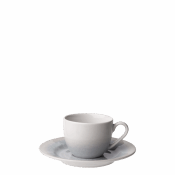 Mokka set z kolekcie Elements Vulcano Sand la brise je oslavou leta. Charakteristickým prvkom tejto kolekcie je jemný prechod farieb od teplých pieskových tónov po chladnejšie sivomodré, ktoré spolu vytvárajú elegantný a harmonický vizuálny efekt. Precízna textúra a unikátna reaktívna glazúra podčiarkujú originalitu každého kusu, vďaka čomu je každý set jedinečný. Set obsahuje: 4x mokka šálka 90 ml 4x mokka podšálka 12,5 cm