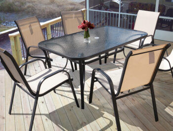 Praktický kovový stôl L150 je vhodný na balkón, terasu či do záhrady. Konštrukcia stola je z kovových trubiek 24 x 0,8 mm čiernej farby a odkladacia plocha z výstuženého skla hrúbky 5 mm. Je vhodný pre pohodlné sedenie šiestich osôb. Povrchová úprava je odolná voči vonkajším vplyvom počasia…