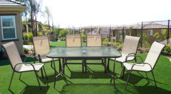 Praktický kovový stôl L150 je vhodný na balkón, terasu či do záhrady. Konštrukcia stola je z kovových trubiek 24 x 0,8 mm čiernej farby a odkladacia plocha z výstuženého skla hrúbky 5 mm. Je vhodný pre pohodlné sedenie šiestich osôb. Povrchová úprava je odolná voči vonkajším vplyvom počasia…