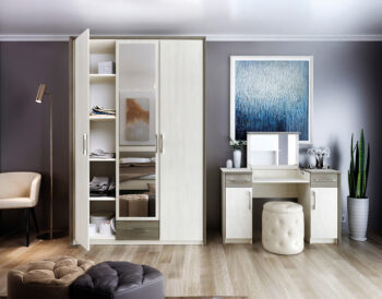 Zásuvkovú komodu SALERNES CH-800 si budete pochvaľovať. Jej rozmery sú (ŠxHxV): 80x46x82 cm. Moderný dizajn nábytku Salernes dokonale vylepší akýkoľvek interiér a kombinácia farieb pino aurelio a madagaskar / nelson vizuálne rozšíri priestor a presvetlí ho. Na jeho výrobu bola použitá…