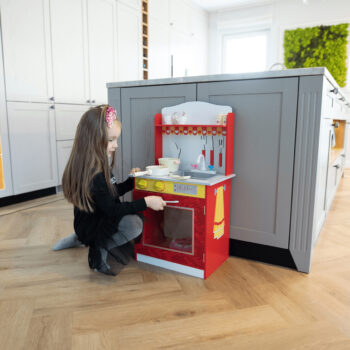 Detská kuchynka Naori v kombinácii červenej, žltej a bielej farby je ideálnym doplnkom pre každé dieťa vo veku od 6 do 12 rokov, ktoré sa rado hrá na kuchára či kuchárku. Táto moderná kuchynka je navrhnutá tak, aby podporovala kreativitu a rozvíjala zručnosti detí pri hre.