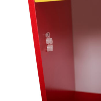 Detská kuchynka Naori v kombinácii červenej, žltej a bielej farby je ideálnym doplnkom pre každé dieťa vo veku od 6 do 12 rokov, ktoré sa rado hrá na kuchára či kuchárku. Táto moderná kuchynka je navrhnutá tak, aby podporovala kreativitu a rozvíjala zručnosti detí pri hre.