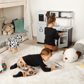 Detská kuchynka Natini v elegantnej svetlosivej a tmavosivej farbe je ideálnym doplnkom pre každé dieťa vo veku od 6 do 12 rokov, ktoré sa rado hrá na kuchára. Táto moderná kuchynka je navrhnutá tak, aby podporovala kreativitu a rozvíjala zručnosti detí pri hre.