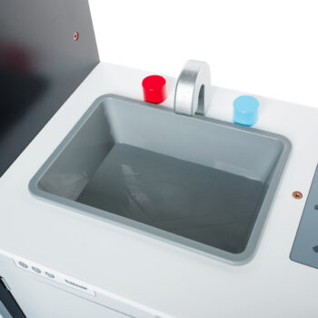 Detská kuchynka Natini v elegantnej svetlosivej a tmavosivej farbe je ideálnym doplnkom pre každé dieťa vo veku od 6 do 12 rokov, ktoré sa rado hrá na kuchára. Táto moderná kuchynka je navrhnutá tak, aby podporovala kreativitu a rozvíjala zručnosti detí pri hre.