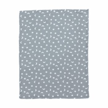Krásny večer plný oddychu, v príjemnom a mäkkom objatí, so sebou prináša krásna obojstranná baránková deka NAVO 150x200 cm. Zahriať a hýčkať je to, čo potrebujete, keď prídete po náročnom dni domov z práce. Kniha v ruke, so šálkou kávy a zababušený v tejto príjemnej náruči, ktorá navodí tú správnu…