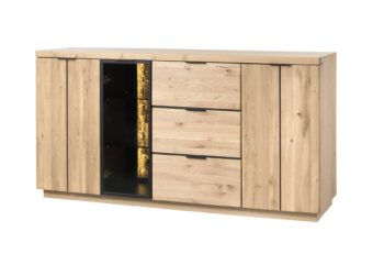 NEAPOL je elegantný a štýlový sektor vo farebnom prevedení dub bianco. Nábytok je vyrobený z kartáčovaného dubového masívu s tmavým sklom. Vonkajšia strana korpusu je vyrobená z kvalitnej dubovej dýhy. Vnútorná strana korpusu je vyrobená z LTD dosky, ktorá je nenáročná na údržbu.Police sú z tmavého dymového skla a dubovej dýhy. Pánty sú vybavené systémom pomalého zatvárania. Úchytky  sú vyrobené z kovu, v čiernej farbe. Nábytok disponuje okrúhlymi plastovými nožičkami, ktorú sú v čiernom prevedení. Povrchová úprava olejom bianco zvýrazňuje krásnu štruktúru dreva, pričom poskytuje dlhodobú ochranu voči opotrebovaniu.Komoda je kombinovaná, trojdverová. V strednej časti sa nachádzajú tri praktické zásuvky. Jedny dvierka sú presklené. Farebné prevedenie: dub bianco.Rozmery (š,v,h): šírka: 180 cmvýška: 93 cmhĺbka: 46 cmV našej ponuke nájdete aj ďalšie prvky sektoru NEAPOL. 