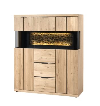 NEAPOL je elegantný a štýlový sektor vo farebnom prevedení dub bianco. Nábytok je vyrobený z kartáčovaného dubového masívu s tmavým sklom. Vonkajšia strana korpusu je vyrobená z kvalitnej dubovej dýhy. Vnútorná strana korpusu je vyrobená z LTD dosky, ktorá je nenáročná na údržbu.Police sú z tmavého dymového skla a dubovej dýhy. Pánty sú vybavené systémom pomalého zatvárania. Úchytky  sú vyrobené z kovu, v čiernej farbe. Nábytok disponuje okrúhlymi plastovými nožičkami, ktorú sú v čiernom prevedení. Povrchová úprava olejom bianco zvýrazňuje krásnu štruktúru dreva, pričom poskytuje dlhodobú ochranu voči opotrebovaniu.Komoda je kombinovaná, trojdverová. V strednej časti sa nachádzajú dve praktické zásuvky. Dvierka sú presklené. Farebné prevedenie: dub bianco.Rozmery (š,v,h): šírka: 121 cmvýška:143 cmhĺbka: 42 cmV našej ponuke nájdete aj ďalšie prvky sektoru NEAPOL. 