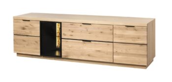 NEAPOL je elegantný a štýlový sektor vo farebnom prevedení dub bianco. Nábytok je vyrobený z kartáčovaného dubového masívu s tmavým sklom. Vonkajšia strana korpusu je vyrobená z kvalitnej dubovej dýhy. Vnútorná strana korpusu je vyrobená z LTD dosky, ktorá je nenáročná na údržbu.Police sú z tmavého dymového skla a dubovej dýhy. Pánty sú vybavené systémom pomalého zatvárania. Úchytky  sú vyrobené z kovu, v čiernej farbe. Nábytok disponuje okrúhlymi plastovými nožičkami, ktorú sú v čiernom prevedení. Povrchová úprava olejom bianco zvýrazňuje krásnu štruktúru dreva, pričom poskytuje dlhodobú ochranu voči opotrebovaniu.Komoda je kombinovaná, trojdverová. V strednej časti sa nachádzajú dve praktické zásuvky. Dvierka sú presklené. Farebné prevedenie: dub bianco.Rozmery (š,v,h): šírka: 200 cmvýška:60 cmhĺbka: 50 cmV našej ponuke nájdete aj ďalšie prvky sektoru NEAPOL. 