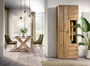 NEAPOL je elegantný a štýlový sektor vo farebnom prevedení dub bianco. Nábytok je vyrobený z kartáčovaného dubového masívu s tmavým sklom. Vonkajšia strana korpusu je vyrobená z kvalitnej dubovej dýhy. Vnútorná strana korpusu je vyrobená z LTD dosky, ktorá je nenáročná na údržbu.Police sú z tmavého dymového skla a dubovej dýhy. Pánty sú vybavené systémom pomalého zatvárania. Úchytky  sú vyrobené z kovu, v čiernej farbe. Nábytok disponuje okrúhlymi plastovými nožičkami, ktorú sú v čiernom prevedení. Povrchová úprava olejom bianco zvýrazňuje krásnu štruktúru dreva, pričom poskytuje dlhodobú ochranu voči opotrebovaniu.Závesný panel je v atraktívnom prevedení, vhodný do obývačky. Farebné prevedenie: dub bianco.Rozmery (š,v,h): šírka: 121 cmvýška: 174 cmhĺbka: 24 cmV našej ponuke nájdete aj ďalšie prvky sektoru NEAPOL. 