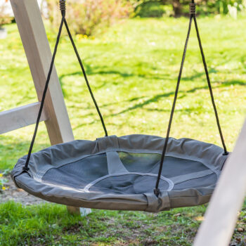 Hojdacie hniezdo NEST 95 cm je oválna hojdačka v tvare hniezda s nastaviteľnou dĺžkou lana, vo farbe čierna / antracit, no v ponuke ju máme vo viacerých farebných prevedeniach. Sedák je vyrobený z PE sieťoviny a čierne pletené lano je doplnené čiernymi PP zvarmi. Priemer sedáku je 95 cm.…