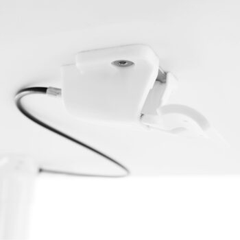 PC stôl na kolieskach Nixon v elegantnej bielej farbe je ideálnym riešením pre moderné kancelárie a pracovné priestory. Tento stôl, vyrobený z kvalitného MDF materiálu s PVC fóliou a hliníkovými prvkami, ponúka nielen štýlový vzhľad, ale aj praktickosť a funkčnosť.