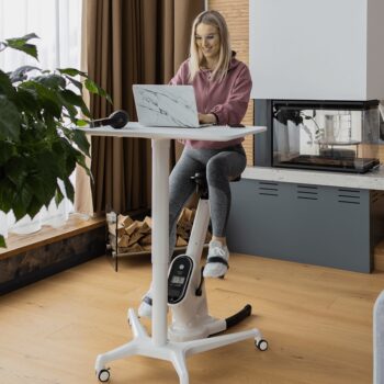 PC stôl na kolieskach Nixon v elegantnej bielej farbe je ideálnym riešením pre moderné kancelárie a pracovné priestory. Tento stôl, vyrobený z kvalitného MDF materiálu s PVC fóliou a hliníkovými prvkami, ponúka nielen štýlový vzhľad, ale aj praktickosť a funkčnosť.