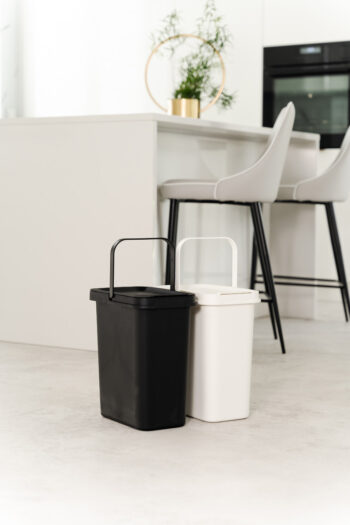 Odpadkový kôš na triedený odpad NKS12 od značky NABBI je ideálnym riešením pre každú domácnosť. S jeho objemom 12 litrov a rozmery 35 cm na výšku, 19,5 cm na šírku a 29,5 cm na hĺbku sa zmestí do akéhokoľvek interiéru. Jeho svetlosivá farba a moderný vzhľad ho robia atraktívnym doplnkom do vašej…