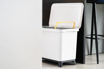 Odpadkový kôš na triedený odpad NKS45W3 30 l - popolavá je ideálnym riešením pre každú domácnosť. Tento moderný a praktický odpadkový kôš značky NABBI je vyrobený z kvalitného plastu, čo zaručuje jeho dlhú životnosť. S jeho objemom 30 litrov poskytuje dostatok priestoru pre vaše odpady.