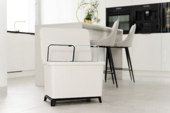 Odpadkový kôš na triedený odpad NKS60W2 od značky NABBI je ideálnym riešením pre každú domácnosť. S jeho objemom 46 litrov a moderným vzhľadom sa hodí do každého interiéru. Kôš je vyrobený z plastu, čo zaručuje jeho dlhú životnosť a jednoduchú údržbu - stačí ho utierať navlhko.