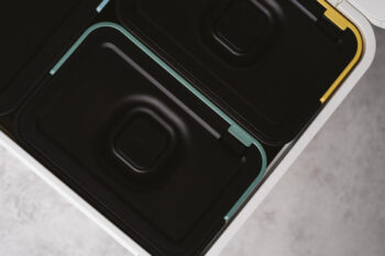 Odpadkový kôš na triedený odpad NKS60W3 je moderný a praktický doplnok do každej domácnosti. S jeho objemom 43 litrov poskytuje dostatok priestoru pre odpad, pričom jeho čierna farba a hranatý tvar pridávajú štýlový prvok do interiéru. Vyrobený z kvalitného plastu, tento odpadkový kôš je…