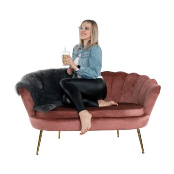 Predstavujeme vám elegantnú dvojsedačku Noblin v očarujúcej ružovej farbe Velvet so zlatými detailmi, ktorá sa stane skvostom vášho interiéru. Táto moderná pohovka od značky KONDELA je navrhnutá tak, aby priniesla do vášho domova štýl a pohodlie.