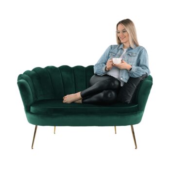 Predstavujeme vám elegantnú dvojsedačku Noblin v smaragdovej farbe, ktorá sa stane skvostom vášho interiéru. Táto moderná pohovka je navrhnutá tak, aby priniesla do vášho domova štýl a pohodlie. Jej zamatový poťah v kombinácii so zlatými detailmi vytvára luxusný vzhľad, ktorý…