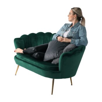 Predstavujeme vám elegantnú dvojsedačku Noblin v smaragdovej farbe, ktorá sa stane skvostom vášho interiéru. Táto moderná pohovka je navrhnutá tak, aby priniesla do vášho domova štýl a pohodlie. Jej zamatový poťah v kombinácii so zlatými detailmi vytvára luxusný vzhľad, ktorý…