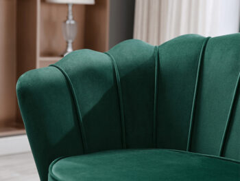 Predstavujeme vám elegantné kreslo Noblin v smaragdovej farbe Velvet so zlatými detailmi, ktoré je ideálnym doplnkom pre váš interiér. Toto klasické kreslo od značky KONDELA kombinuje moderný vzhľad s pohodlím a funkčnosťou, čím sa stáva skvelou voľbou pre každú obývaciu izbu či pracovňu.