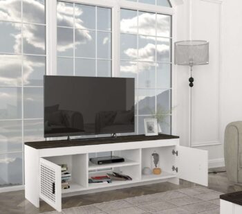 Objavte NODE, TV stolík, ktorý prináša do vašej obývačky nádych orientálneho štýlu. Jeho čistý biely dizajn sa skvele kombinuje s elegantnými a praktickými prvkami, robí z neho ideálnu voľbu pre milovníkov minimalizmu s nádychom exotiky.Špecifikácia produktuTyp tovaru: TV stolíkMateriál: Kvalitný LTD materiál s hrúbkou 18 mm zaisťuje vysokú odolnosť a stabilitu.Rozmery: 150 x 48.2 x 35 cm, poskytujúce dostatok priestoru pre umiestnenie vašej televízie a ďalšie multimediálne zariadenia.Farba: Neutrálna biela, ktorá podčiarkuje čistotu a sviežosť, ideálna pre rozjasnenie vášho priestoru.Štýl: Orientálne motívy dodávajú tomuto kusu nábytku unikátny vzhľad, ktorý je súčasne moderný a bezčasový.Vybavenie: Obsahuje regál a dve skrinky, ktoré ponúkajú praktické riešenie pre úschovu a organizáciu vašich vecí.Počet dverí, dvierok: Dve dvierka poskytujúce skrytý úložný priestor pre nevyhnutné predmety.Dodatočné informácie: Produkt dodávame v demontovanom stave, čo uľahčuje jeho transport a montáž.TV stolík NODE je viac než len praktickým prvkom; je to umelecké dielo, ktoré obohatí akúkoľvek obývaciu izbu. Jeho orientálny charm a funkčné vlastnosti ho robia nielen užitočným, ale aj hlavným vizuálnym prvkom vášho interiéru.