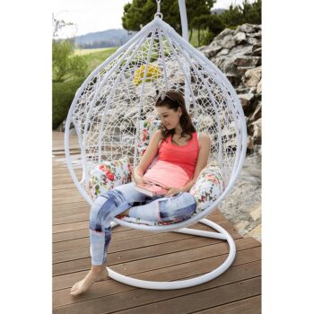 Objavte pohodlie a štýl s Závesným hojdacím kreslom Noela New, ktoré je ideálnym doplnkom pre váš domov aj záhradu. Toto moderné kreslo vyniká svojím elegantným dizajnom v bielej farbe s kvetinovým vzorom, ktorý prinesie do vášho priestoru nádych sviežosti a originality.