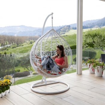 KONDELA Noela New závesné hojdacie kreslo biela / vzor kvety – Obrázok 5