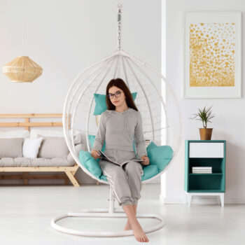 Predstavujeme vám závesné hojdacie kreslo Nolan New v elegantnej kombinácii bielej a mentolovej farby, ktoré je ideálnym doplnkom pre váš domov aj záhradu. Toto moderné kreslo od značky KONDELA je navrhnuté tak, aby poskytovalo maximálne pohodlie a štýl pre všetky vekové kategórie.