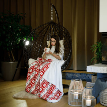 Predstavujeme vám závesné hojdacie kreslo Nolan New v elegantnej kombinácii medenej, hnedej a krémovej farby. Toto moderné kreslo je ideálnym doplnkom pre váš domov alebo záhradu, pričom jeho dizajn z umelého ratanu a ocele zaručuje dlhú životnosť a odolnosť voči poveternostným podmienkam.