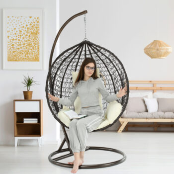 Predstavujeme vám závesné hojdacie kreslo Nolan New v elegantnej kombinácii medenej, hnedej a krémovej farby. Toto moderné kreslo je ideálnym doplnkom pre váš domov alebo záhradu, pričom jeho dizajn z umelého ratanu a ocele zaručuje dlhú životnosť a odolnosť voči poveternostným podmienkam.